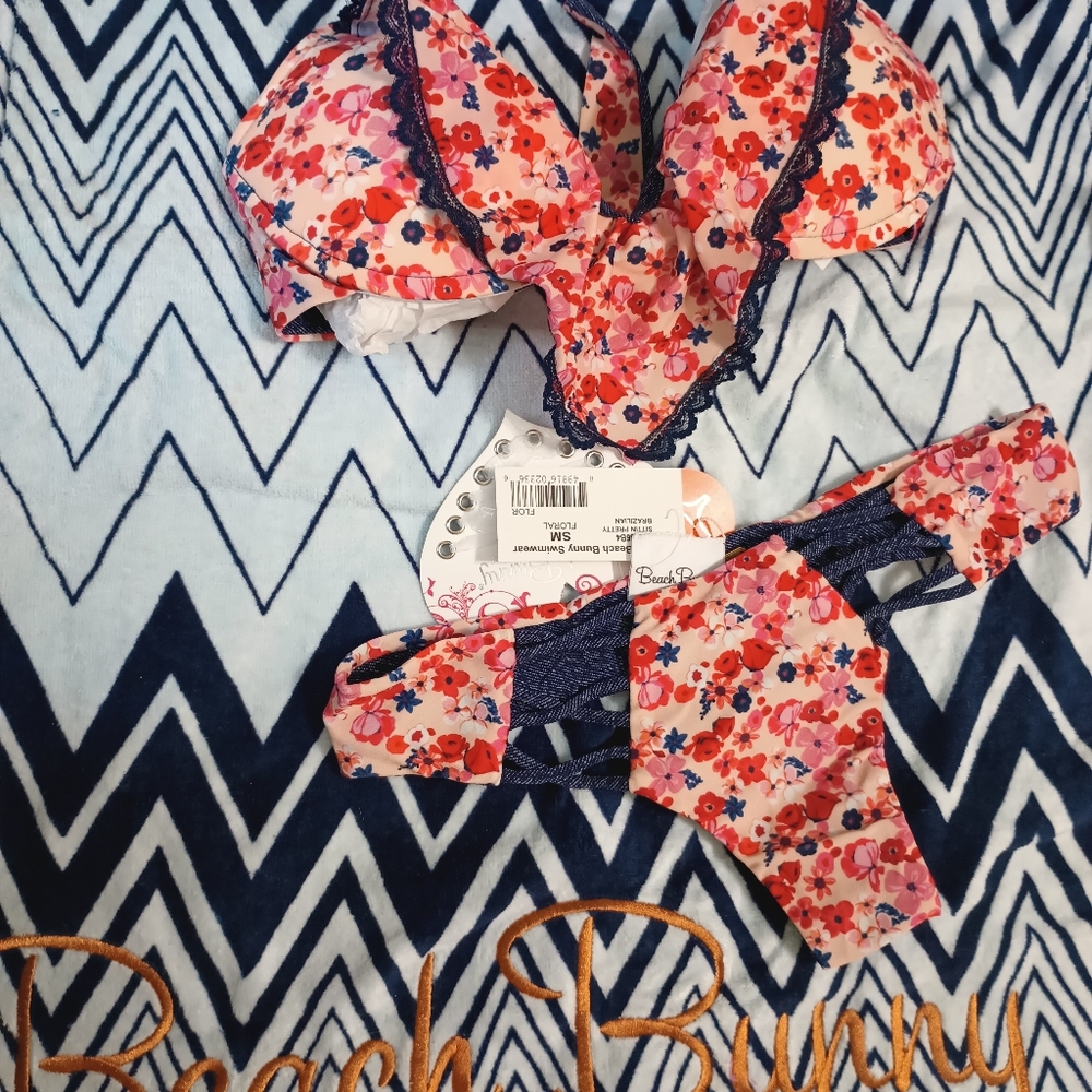 Beach Bunny Sittin Pretty SM NWT floral Bikini w reversible bottom - Picture 2 of 10